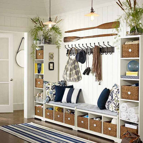 Créer un coin rangement ludique pour enfants avec un porte-manteau